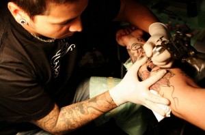 I tatuatore deve indossare sempre guanti nuovi e puliti per ogni cliente. Stessa regole per gli strumenti usa e getta.