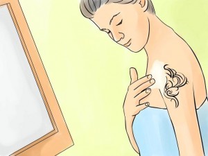 Trattare il tatuaggio con le creme specifiche per tutto il periodo della cicatrizzazione.