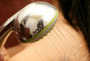 Tra le azione da evitare c'è l'uso di acqua diretta della doccia.