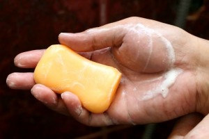 Si consiglia un sapone antibatterico per lavare le mani.