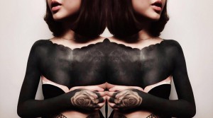Black Tattoo sul seno e sul Lato B.
