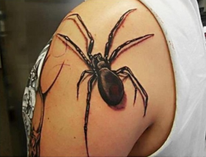 Un impressionante tatuaggio in 3 D a forma di ragno.