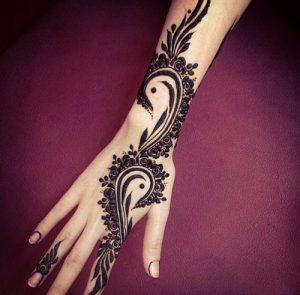 Tattoo henne mano.
