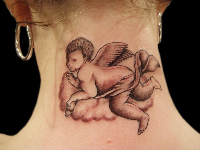 Un dolcissimo angelo tatuato sulla nuca.