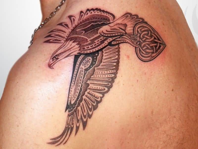 Tatuaggio a forma di aquila.