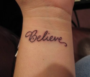 Tatuaggio con scritta Believe.