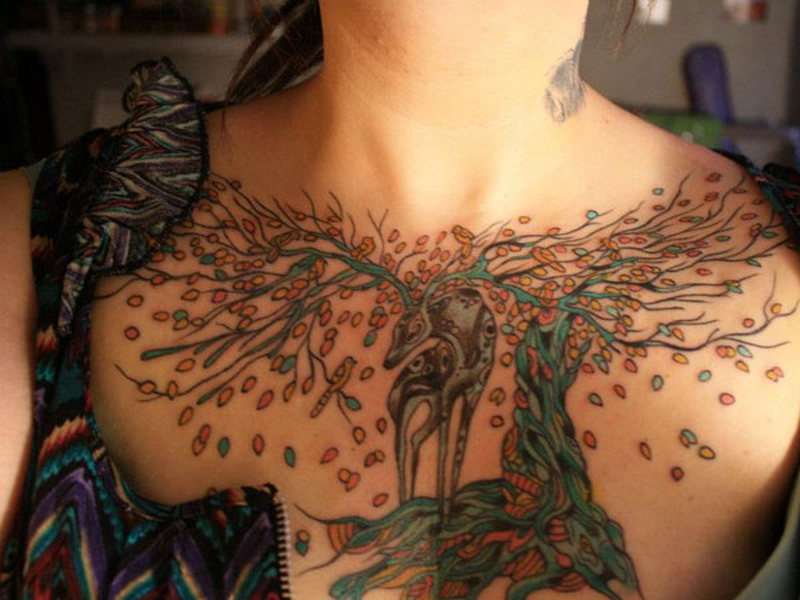 Meraviglioso tatuaggio a forma di cervo.