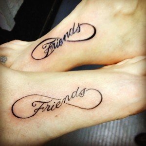 Tatuaggio con la scritta friends