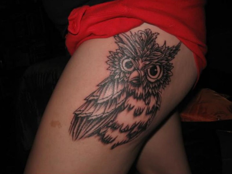 Tatuaggio con gufo portafortuna.