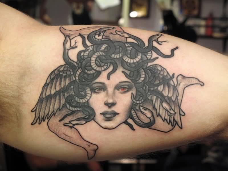 Tatuaggio che richiama il perdonaggio di Medusa