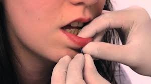 Un esempio di piercing sotto il labbro realizzato dalle mani di un professionista.