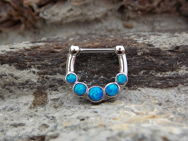 Piercing septum blu.