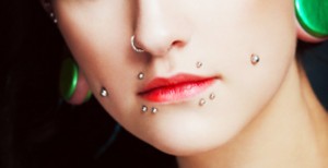 Più piercing realizzati sotto il labbro.