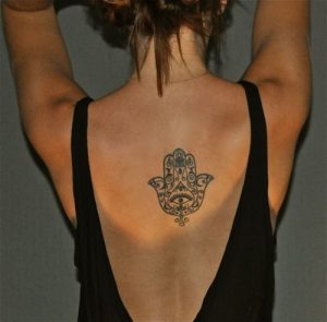 Un esempio di tatuaggio all'henne sulla schiena.