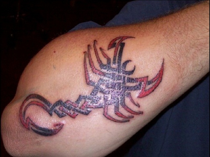 Tattoo con scorpione futuristico.