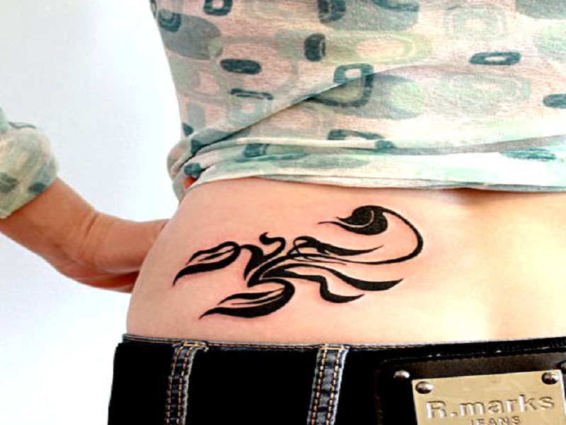 Tattoo con scorpione tribale.