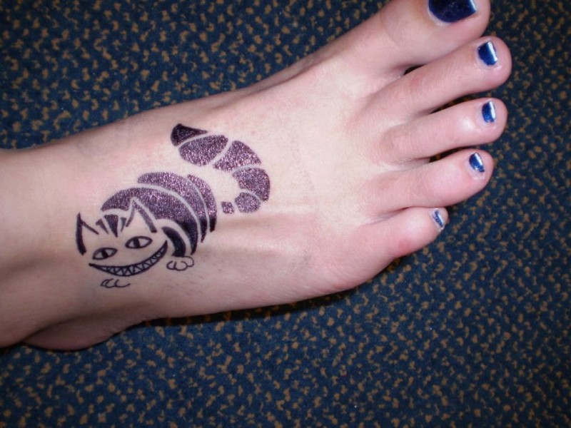 Sul collo del piede il tatuaggio di un gattino.
