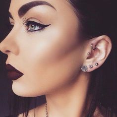Esempio di tatuaggio alle sopracciglia. Appaiono in questo caso molto folte.