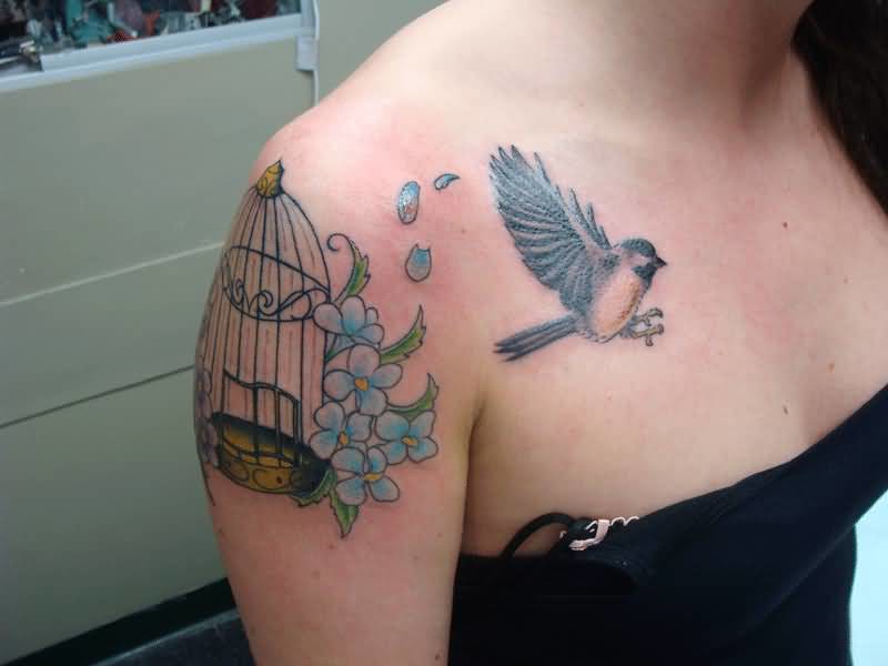Il tattoo esprime in modo chiaro il concetto di libertà: un uccellino vola fuori dalla gabbia.