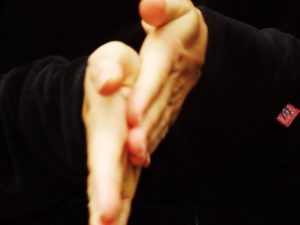 Mani che si sfregano