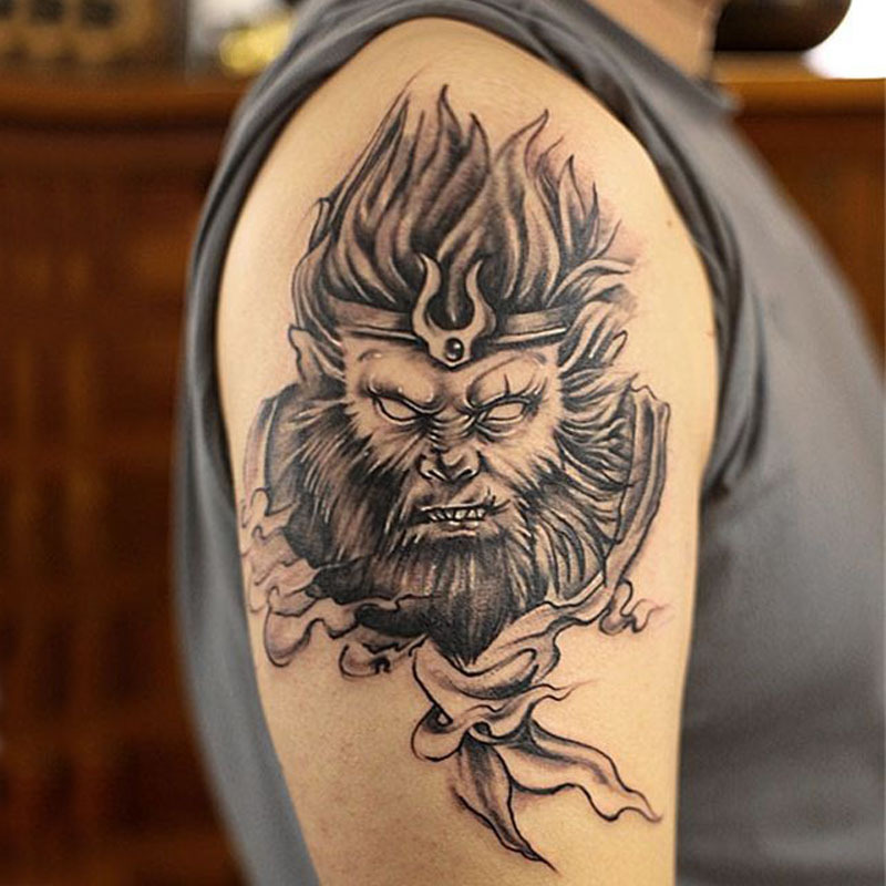 Tatuaggio del volto del Re Scimmia: si vede bene il tipico diadema sul capo del personaggio