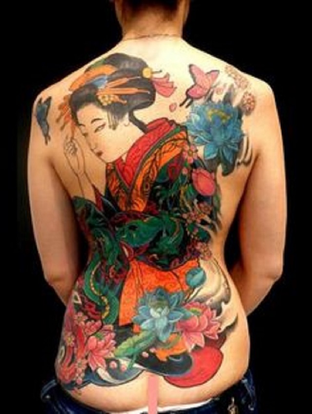 Tatuaggi schiena donna 23