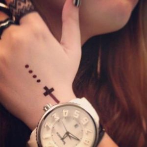 Tatuaggio croce su mano
