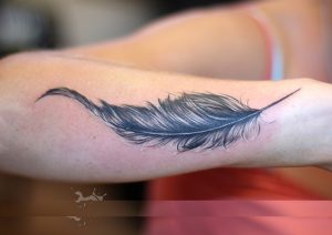 feather-tattoos-designs-ideas-men-women-cute-beautiful-31