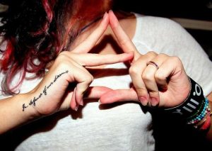 Tatuaggio scritta sul lato del palmo