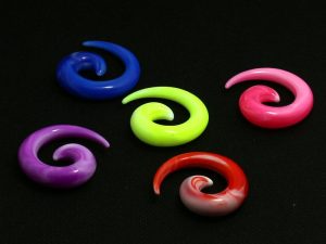 gioiello-colorato-piercing-spirale