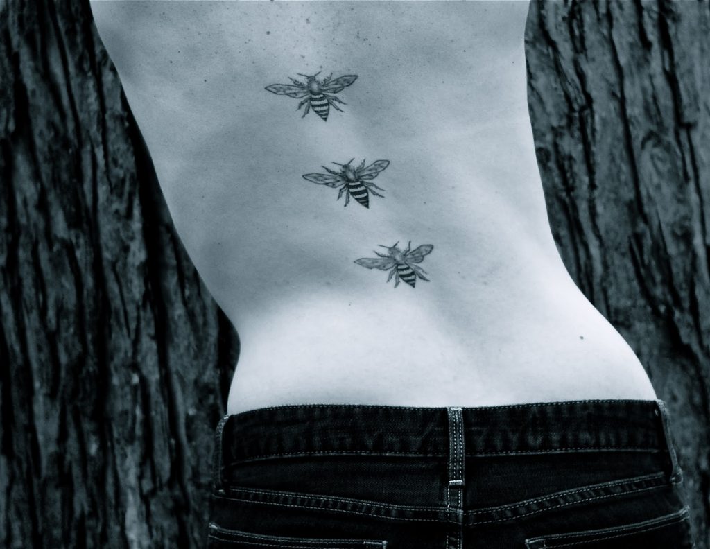 itattooz-bee-tattoo-on-backbone