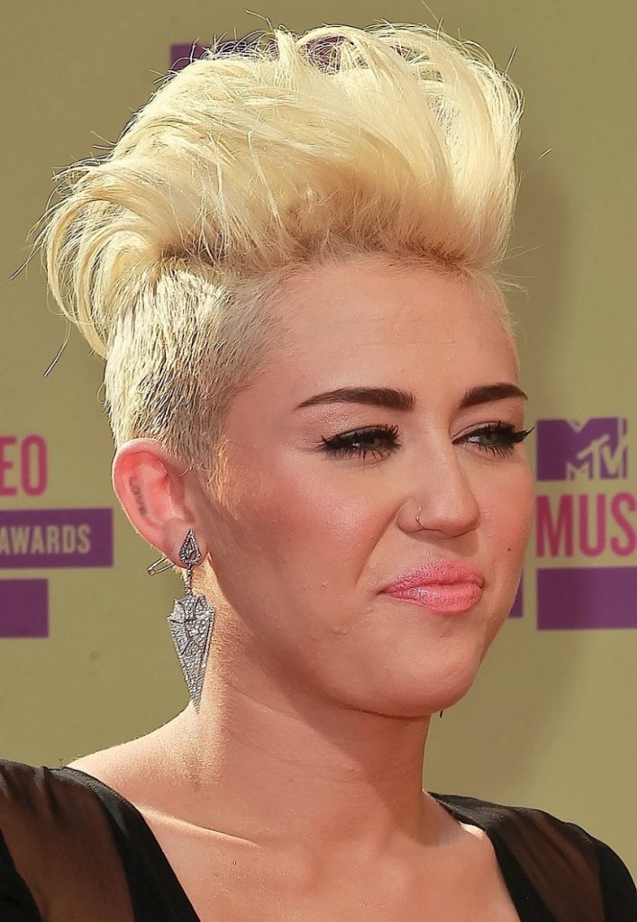 miley-cyrus2012-09-06_21-07-56vamps-it-up-for-the-vmas-853x12801