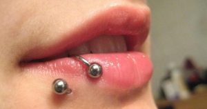piercing-labbra-lato