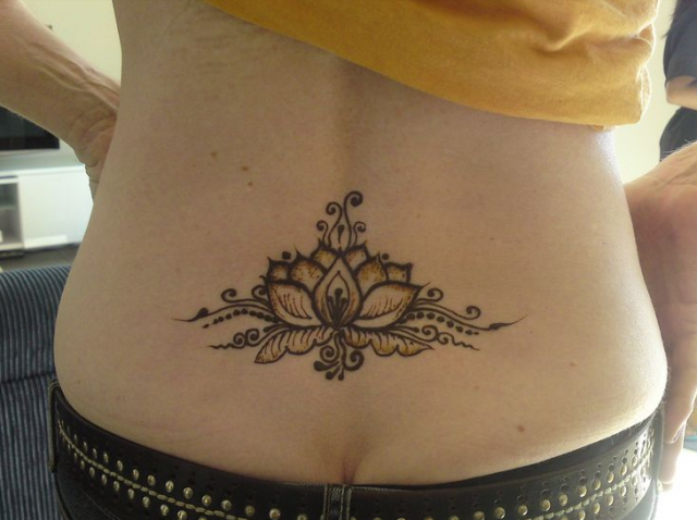 tatuaggio osso sacro 6