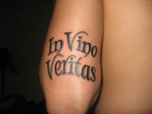 tatuaggio-scritta-latino-vino