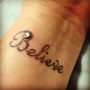 combinazioni piercing e tatuaggi scritta