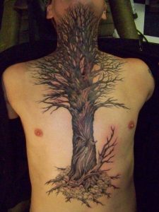 tatuaggi colorati ispirati alla natura albero
