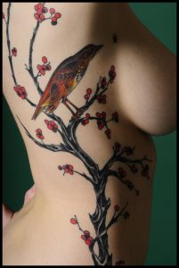 tatuaggi colorati ispirati alla natura albero bacche