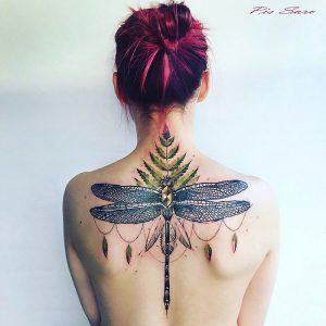 tatuaggi colorati ispirati alla natura pis saro libellula