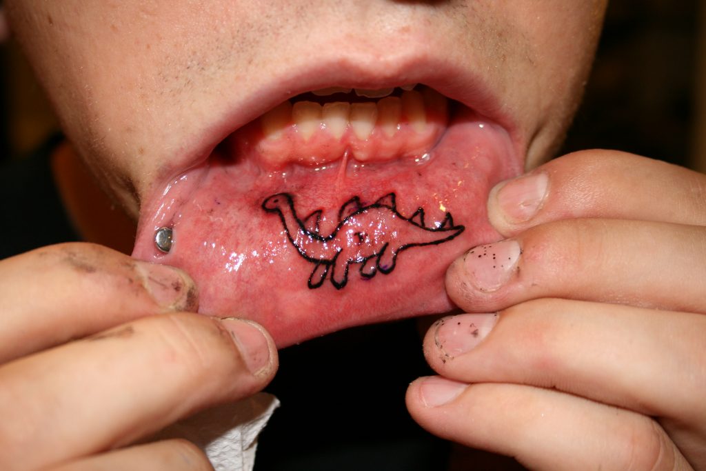 tatuaggi nascosti labbro