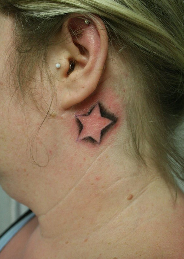 tatuaggio orecchio