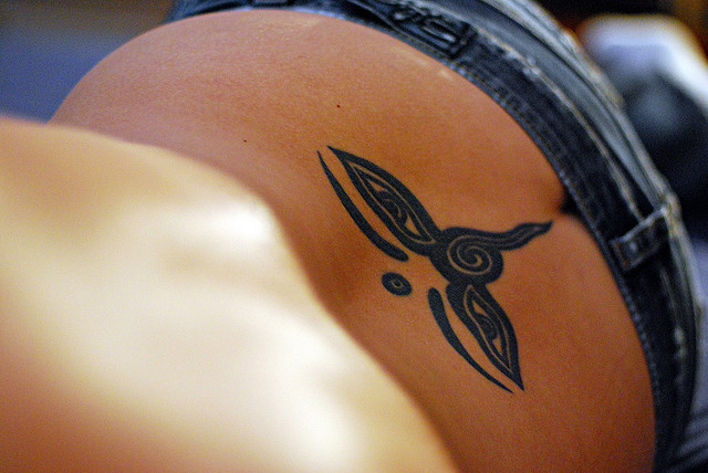 tatuaggio osso sacro