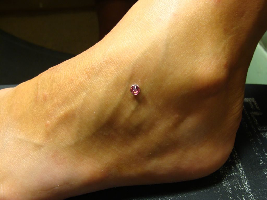 piercing al piede collo