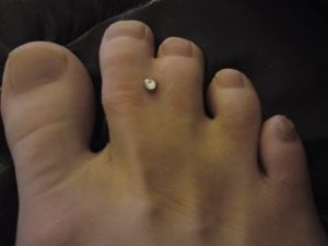 piercing al piede dita