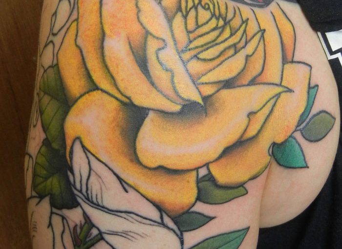 Tatuaggio rosa gialla: immagini, significato e guida
