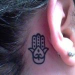tatuaggio-mano-di-fatima-orecchio
