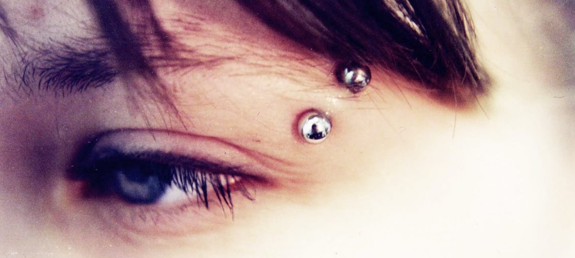 Piercing vicino agli occhi